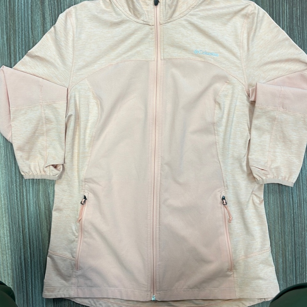 Columbia women’s light jacket large. Vented The color is  peach.